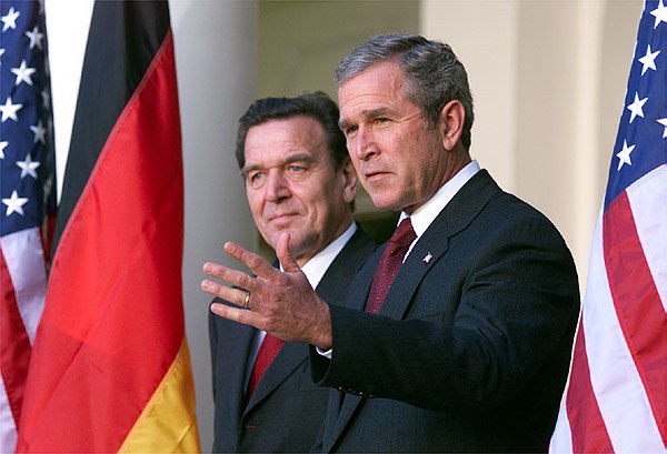 Eigentlich ja doch gute Freunde: Schröder und Bush